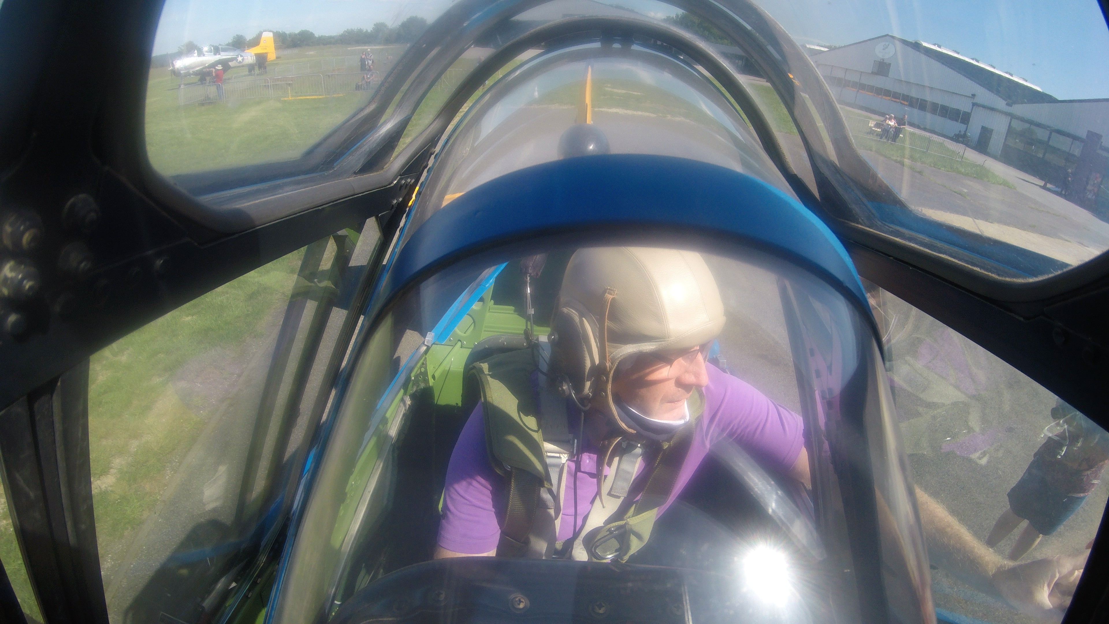 Avant le départ , Franck film du  cockpit avec sa Gopro